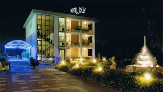 莫杜尼奥Hotel Jolly的一座建筑,在晚上有灯