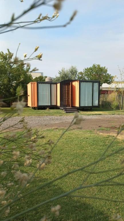 罗卡将军市Cubil Naranja. Casa conteiner 2 dormitorios的一群坐在草地顶上的容器