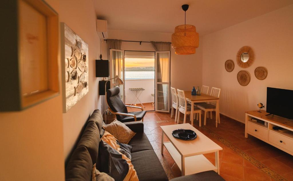 阿亚蒙特Apartamento Atardeceres的客厅配有沙发和桌子