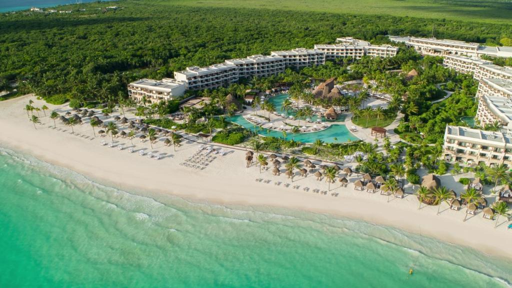普拉亚卡门Secrets Maroma Beach Riviera Cancun - Adults only的海滩上的度假村的空中景致