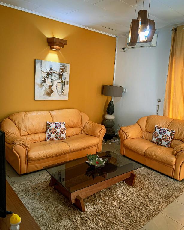 雅温得Charmant appartement proche de Yaoundé Centre的带沙发和咖啡桌的客厅