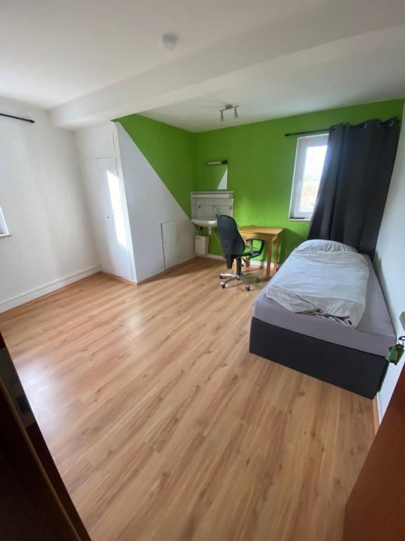 BrombachtalEinfache Schlafmöglichkeit mit Gemeinschaftsküche und Bad的一间卧室配有一张床和一张书桌
