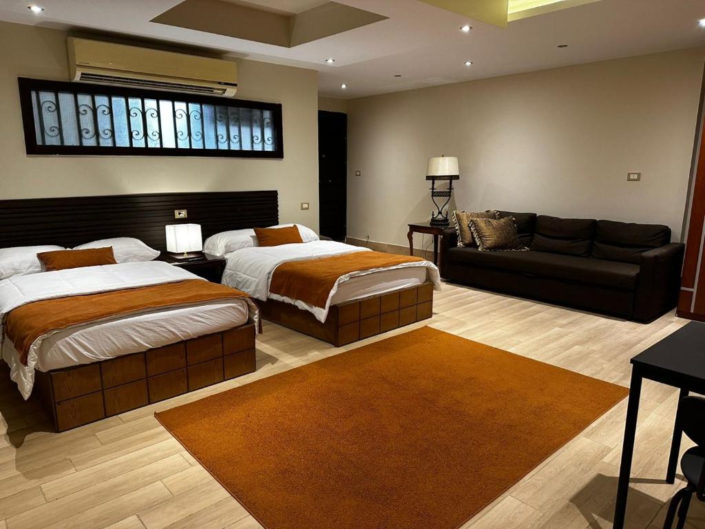开罗Rentrific的一间带两张床和一张沙发的大卧室