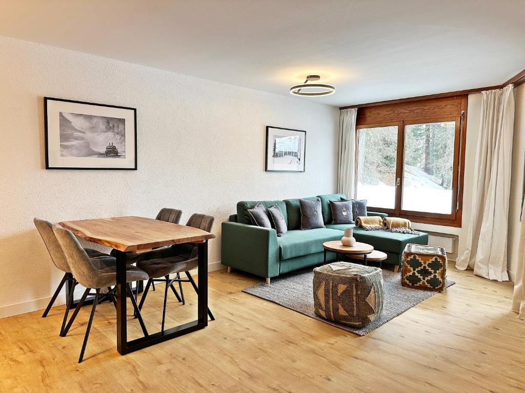 苏尔勒吉Sport, Natur, Erholung, Ski & Kite, 45m2/2P - AP66的客厅配有沙发和桌子