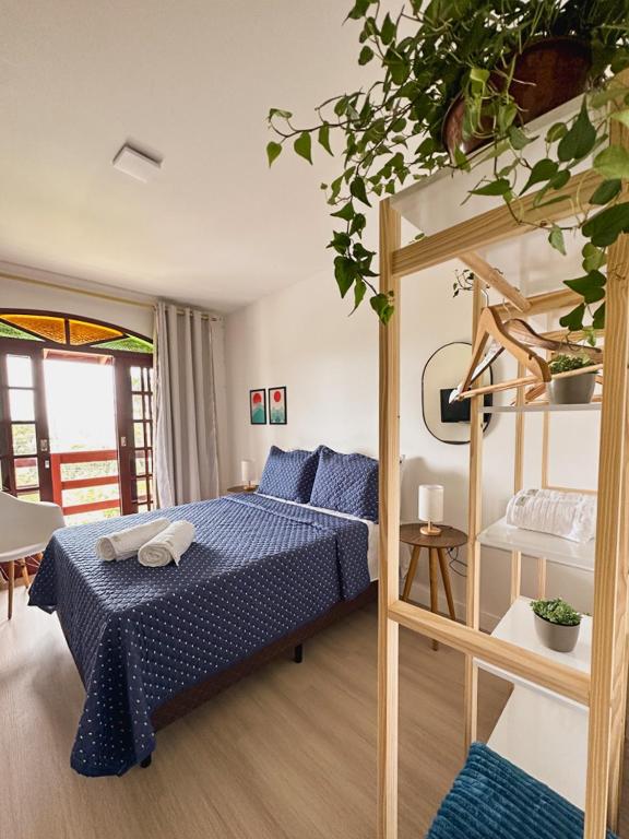 圣若泽Morada Verde - AP 2 quartos的一间卧室配有一张双层床和梯子