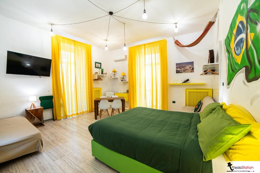 那不勒斯拖乐都站B＆B酒店的一间卧室配有绿色的床和黄色窗帘