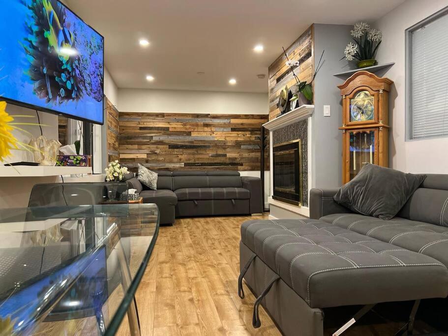 北温哥华Westview Vacation Rental - Two BR House的带沙发和壁炉的客厅
