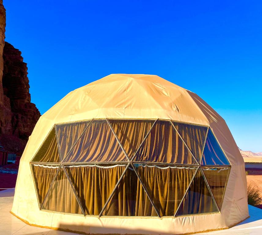 瓦迪拉姆Bacific camp的沙漠中的一个大型圆顶帐篷