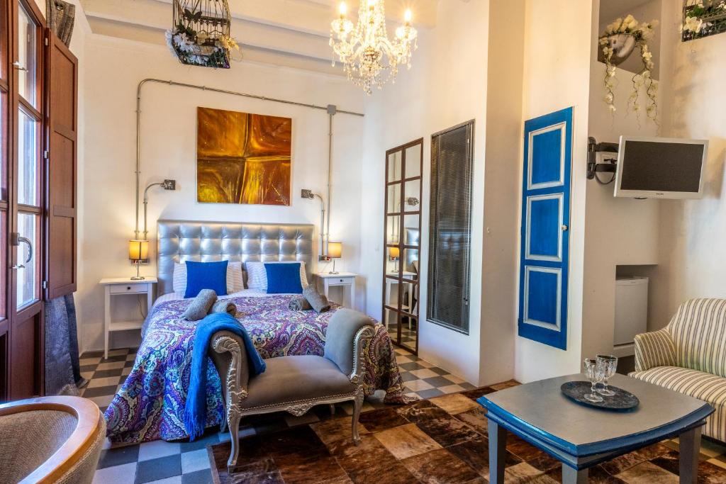 伊维萨镇Ibiza Boutique Guest House的一间卧室配有一张床和一个浴缸
