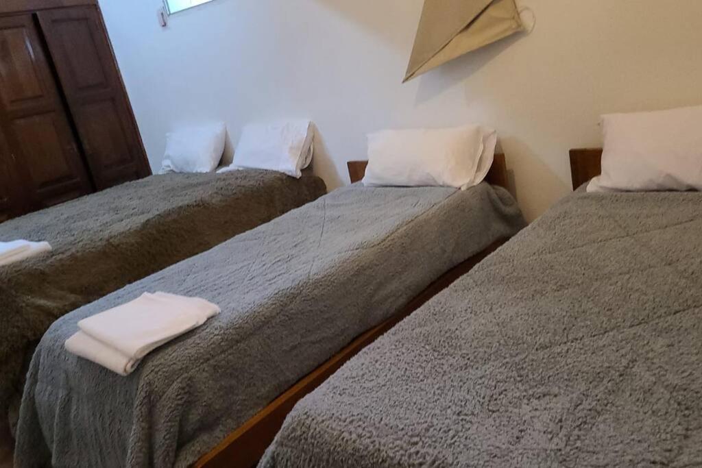 卡塔马卡Oasis del Valle: Casa con Encanto y Pileta的一间设有两张床的房间,上面有白色的毛巾