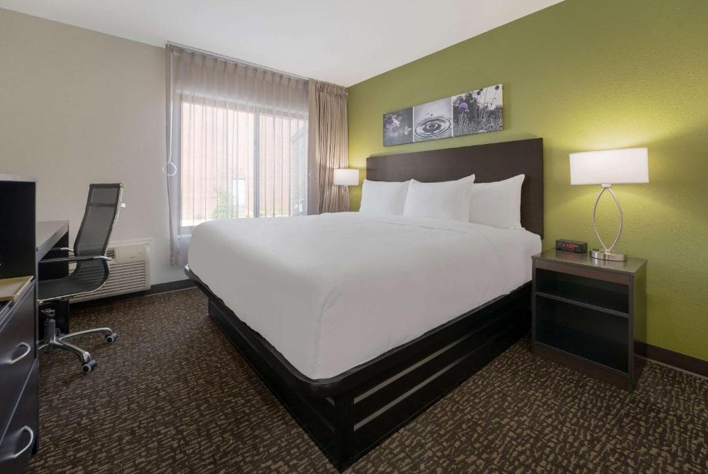 麦迪逊Sleep Inn的酒店客房设有一张大床和一台电视。