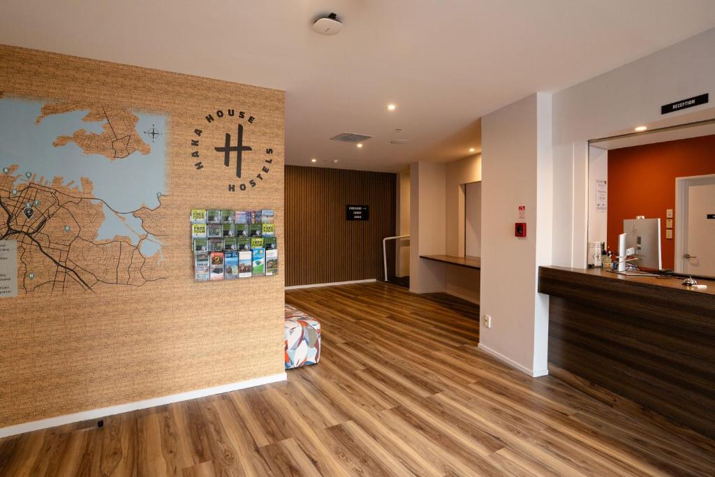 奥克兰Haka House Auckland City的一间墙上有地图的房间