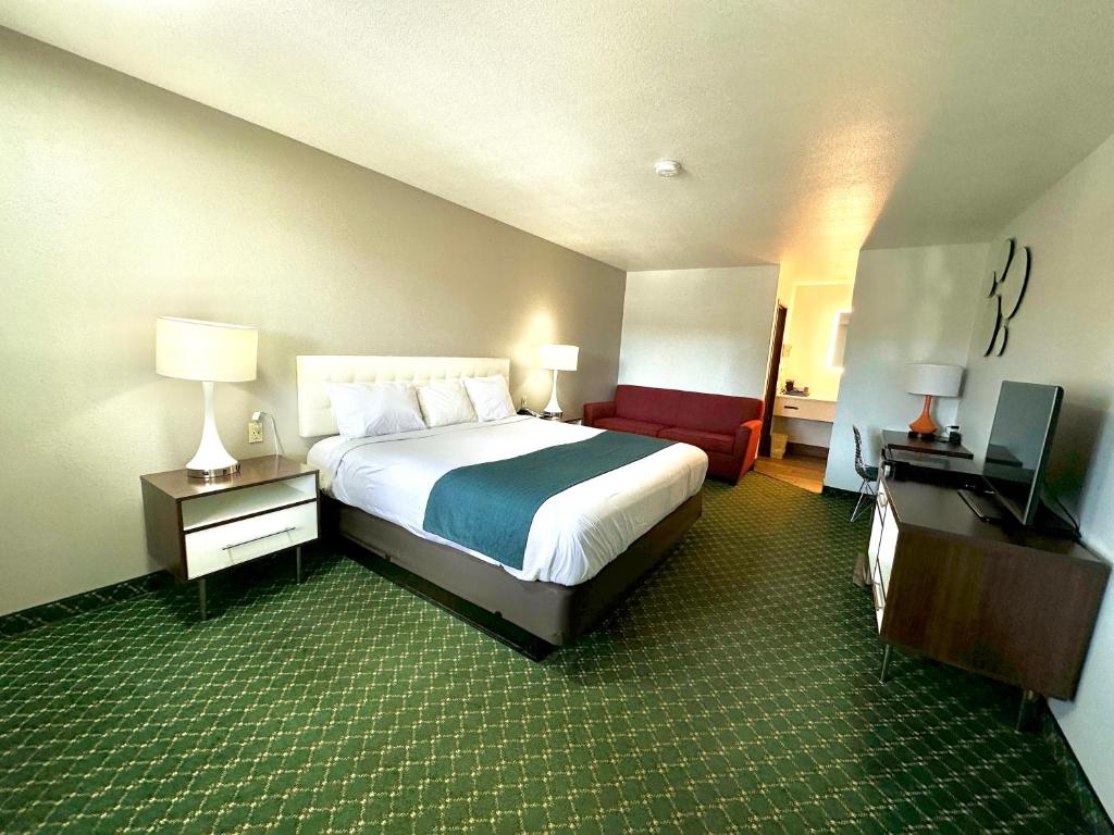 弗拉格斯塔夫Studio 6 Suites Flagstaff AZ的酒店客房,配有床和电视