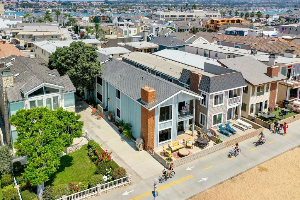 纽波特海滩2 Homes Rented Together on the Oceanfront的城市空中景观房屋