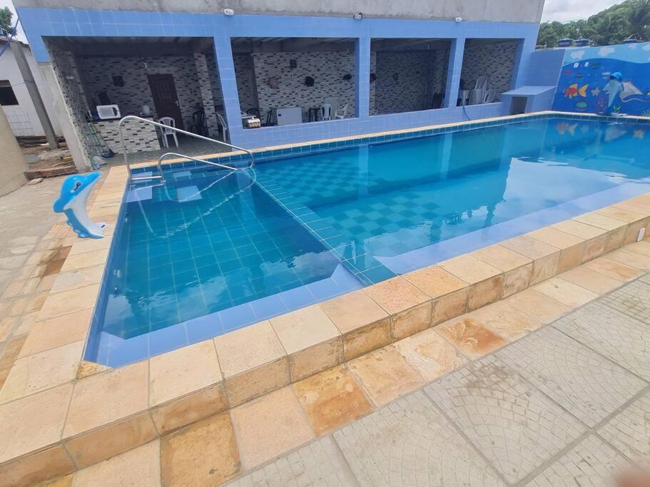 BayeuxCasa mobiliada para hospedagens e com piscina para o lazer的一座房子前面的蓝色海水大型游泳池