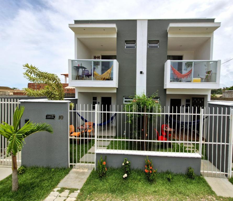 帕里普埃拉MSFlats Paripueira Aconchegante, Moderno Praia Mansa的房屋前的白色围栏