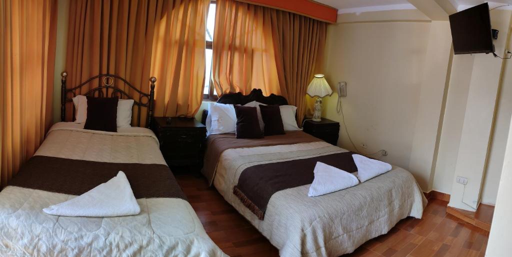 瓦拉斯Krusty Hostel II的酒店客房设有两张床和窗户。