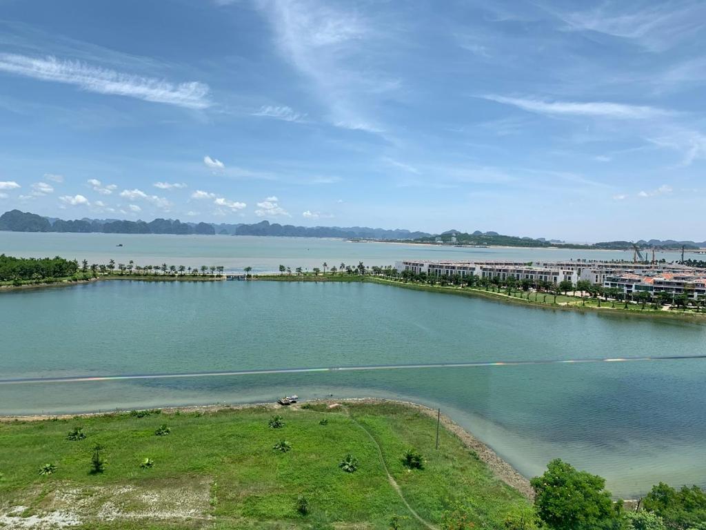 下龙湾SUNDAY PREMIUM APARTMENT的一大片水体的空中景观
