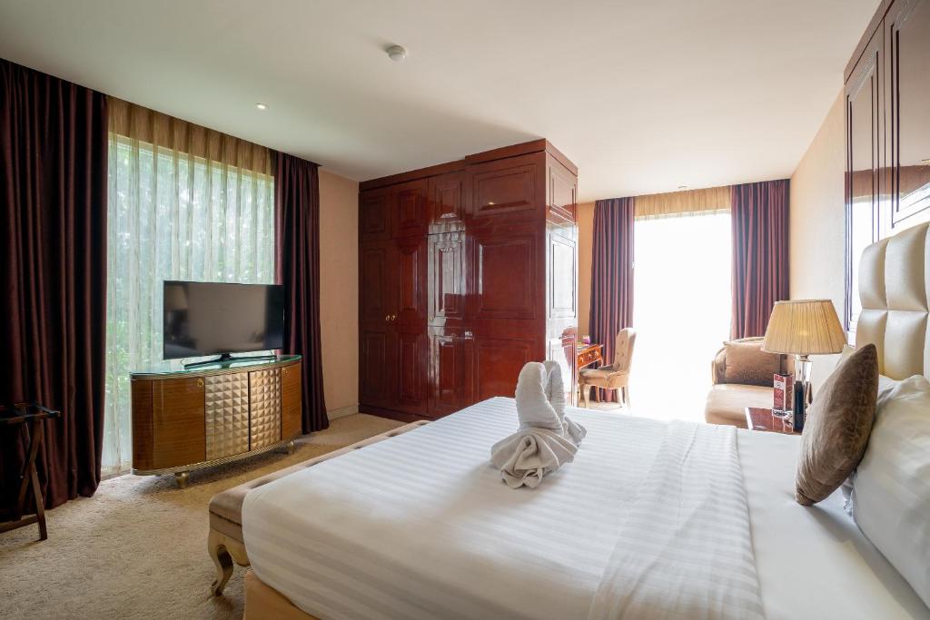 万隆Belviu Hotel Bandung的一间卧室配有一张带兔子头的床