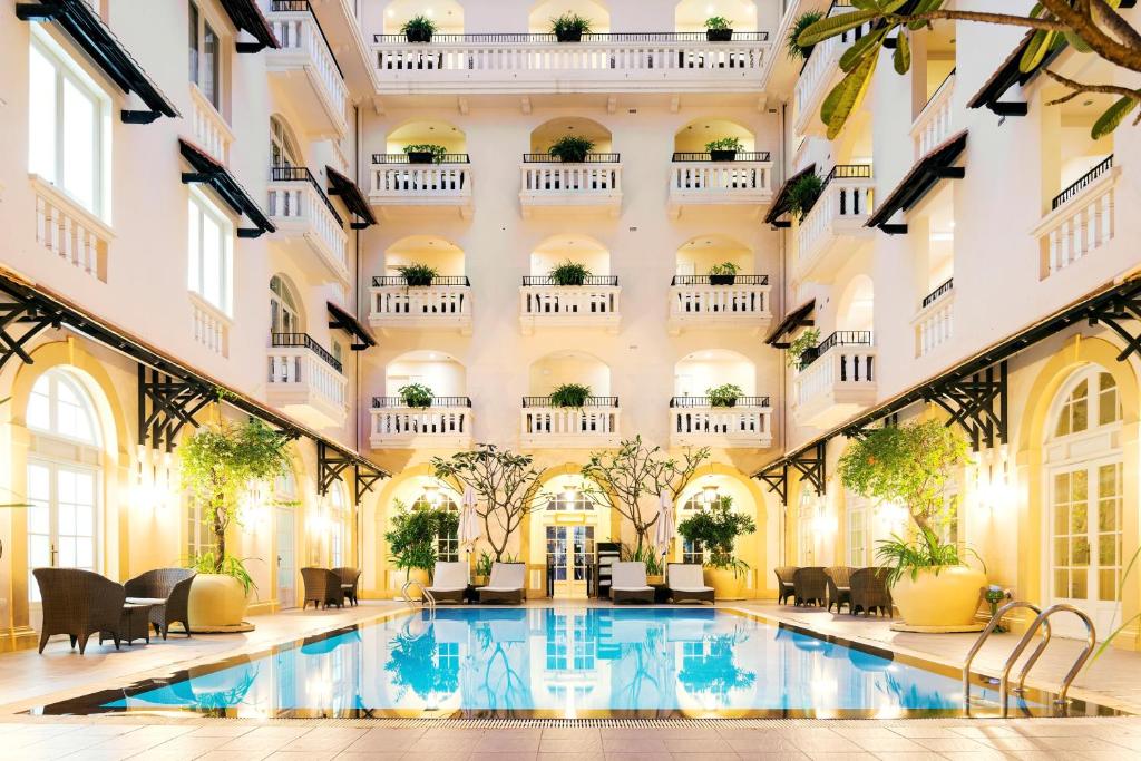 金边中央大厦服务式公寓的酒店大堂设有游泳池和大楼