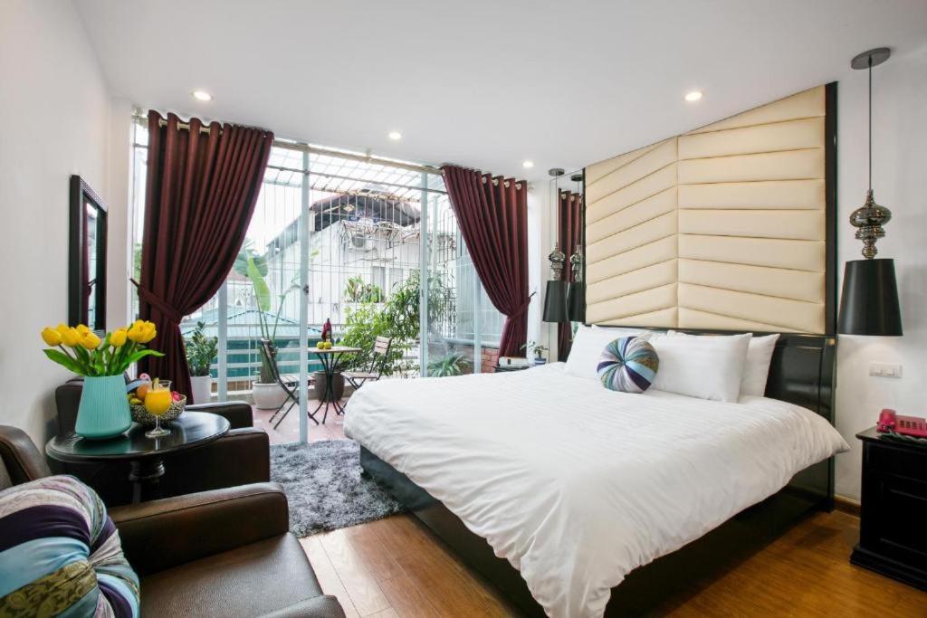 河内Splendid Holiday Hotel Spa的一间卧室设有一张大床和一个大窗户