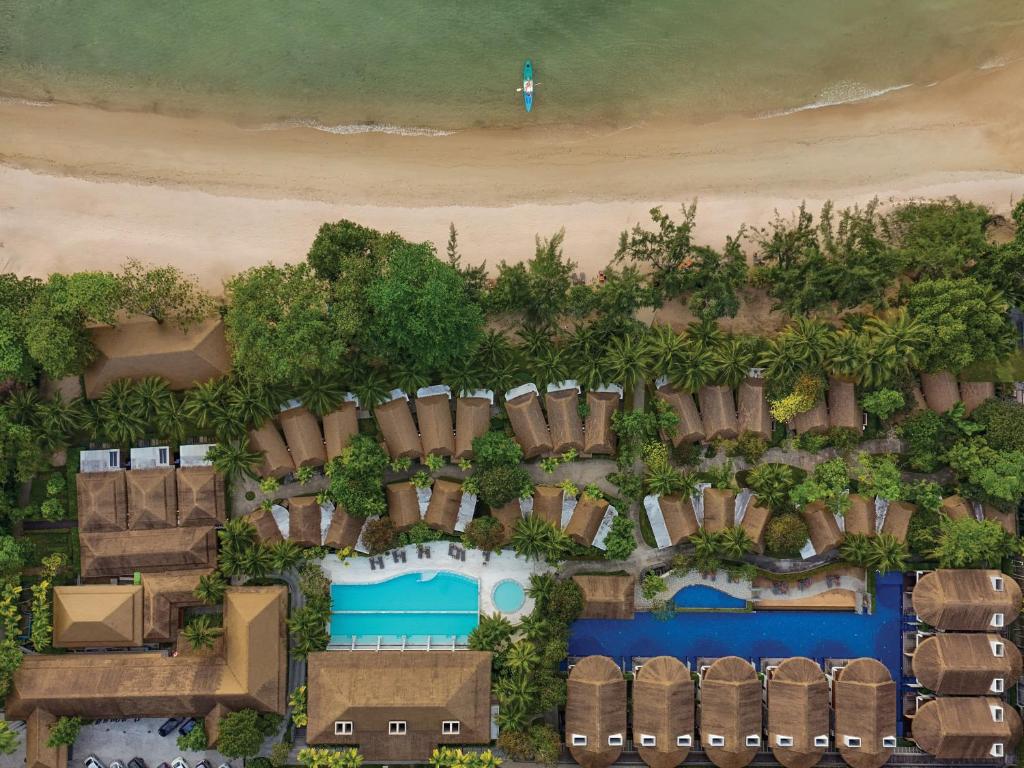塔可克海滩Tup Kaek Sunset Beach Resort-SHA Plus的享有海滩度假村的空中景致