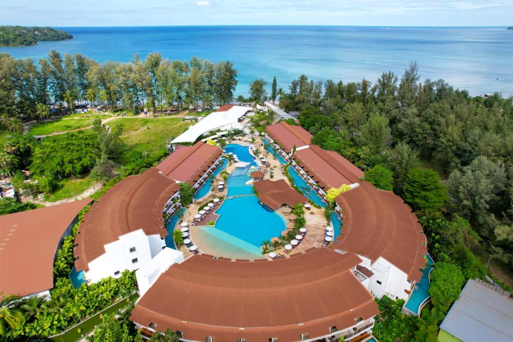 邦涛海滩Arinara Beach Resort Phuket - SHA Extra Plus的享有带游泳池的度假村的顶部景致