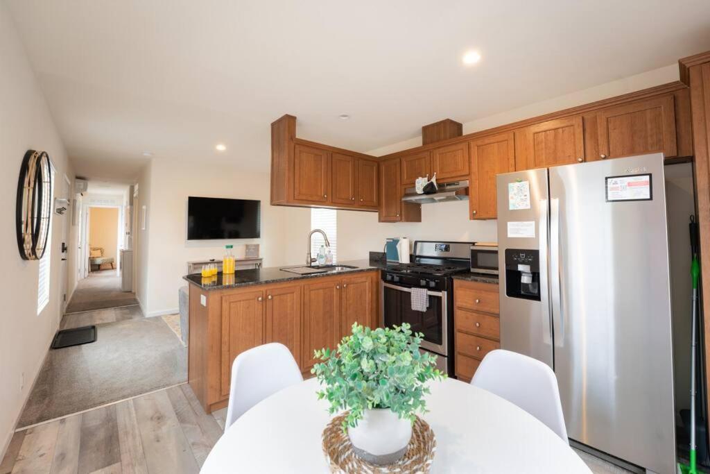 圣路易斯-奥比斯保2 Bedroom Coastal Home in SLO的厨房配有白色的桌子和冰箱。