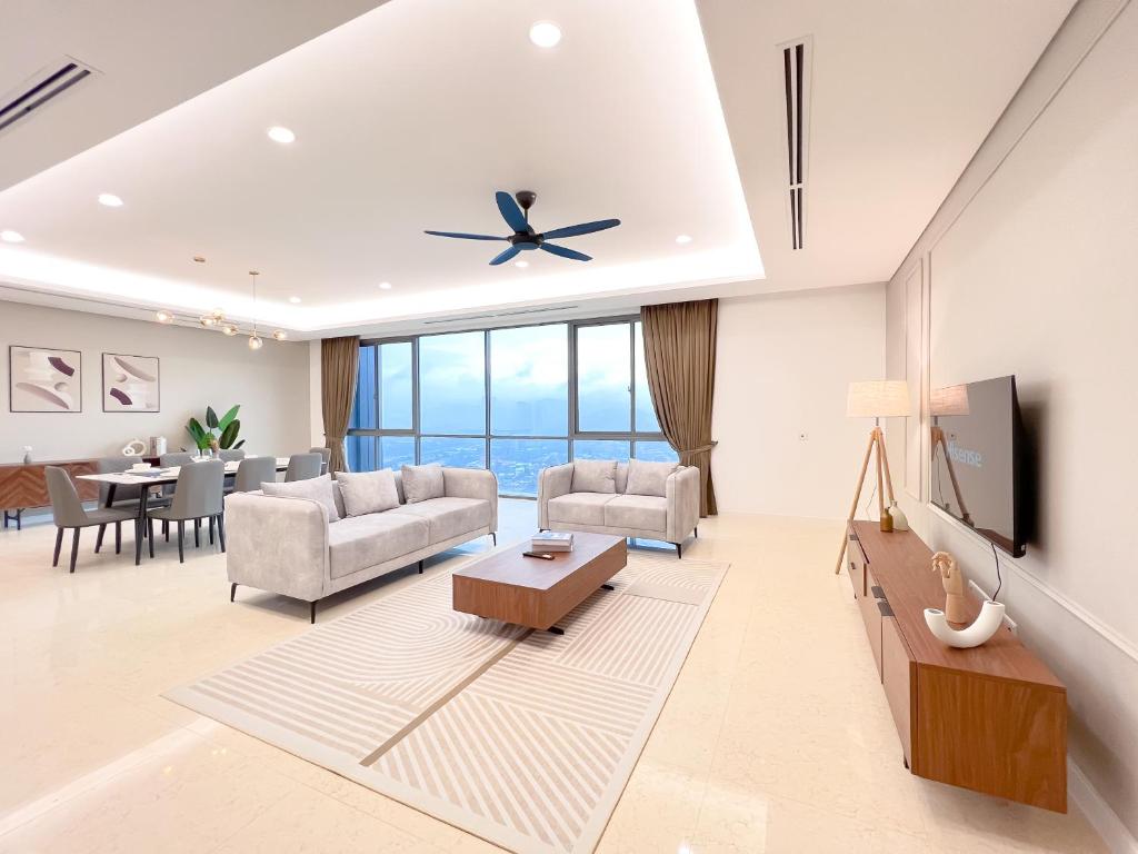 吉隆坡D'Rapport Residences by Manhattan Plus的客厅配有吊扇和桌子
