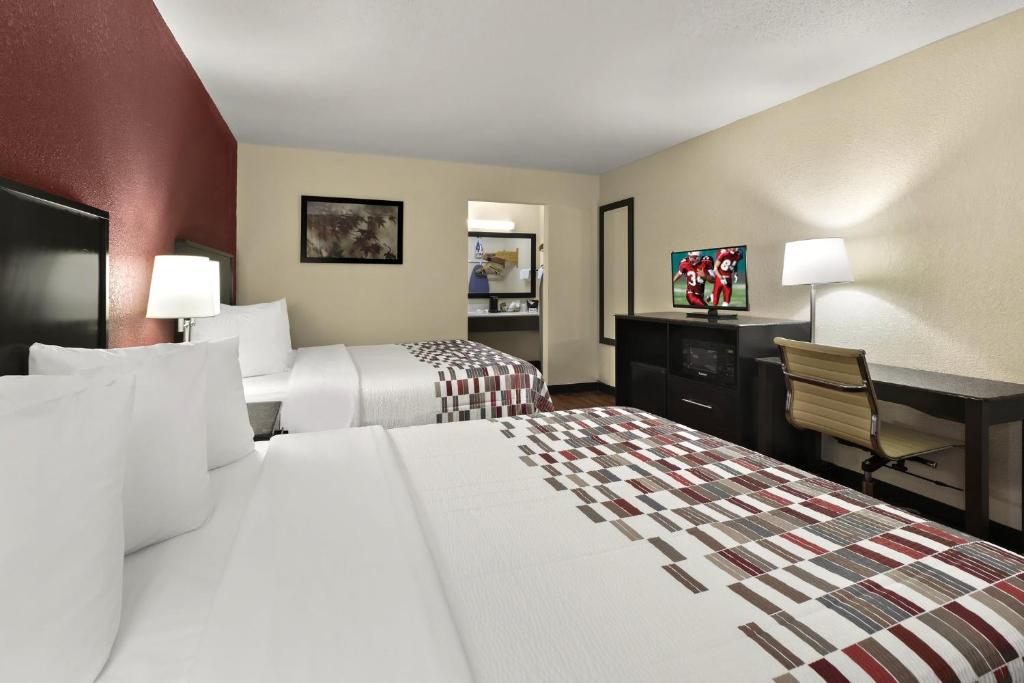 凯夫城洞穴城红屋顶套房酒店的酒店客房配有两张床和一张书桌