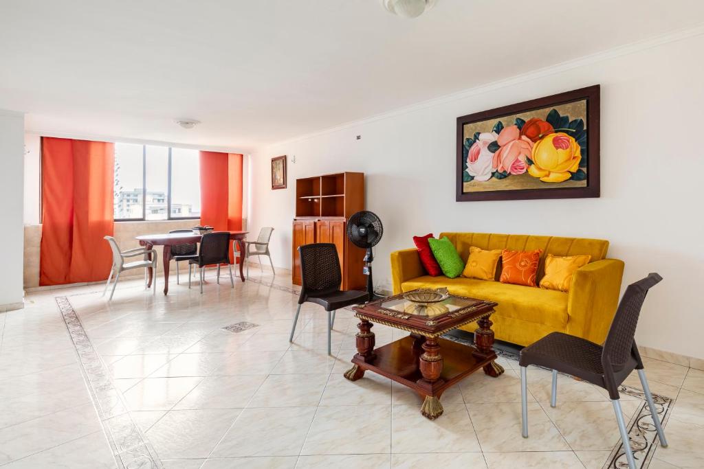 巴兰基亚Hermoso Apartamento Riomar的客厅配有黄色的沙发和桌子