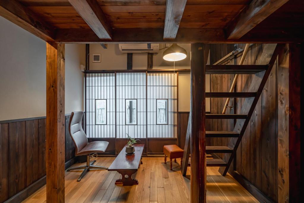 东京すずめや築地的客房设有楼梯、椅子和桌子