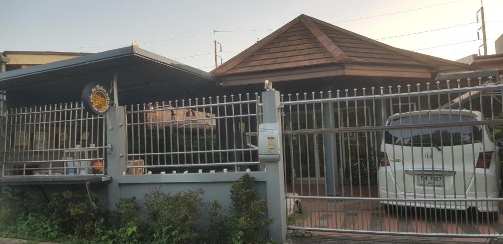Ban Nua KhlongPakin house的房屋内有围栏,里面装有汽车