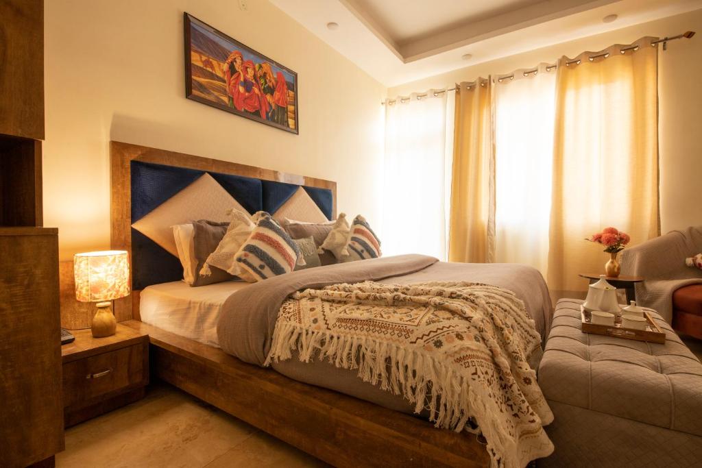 瑞诗凯诗B2L Hills At Tapoavn的一间卧室设有一张大床和一个窗户。