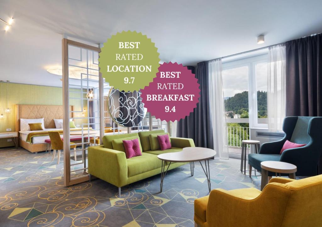 布莱德Bled Rose Hotel的酒店大堂设有椅子和标志,上面写着最好的出租位置
