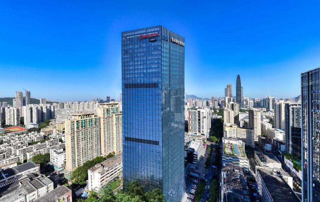 深圳深圳福田华强北希尔顿欢朋酒店的大城市的高玻璃建筑