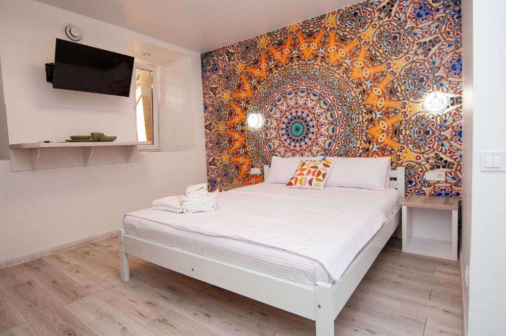敖德萨Apart Hotel Lyon d'Opera的卧室配有一张壁画床
