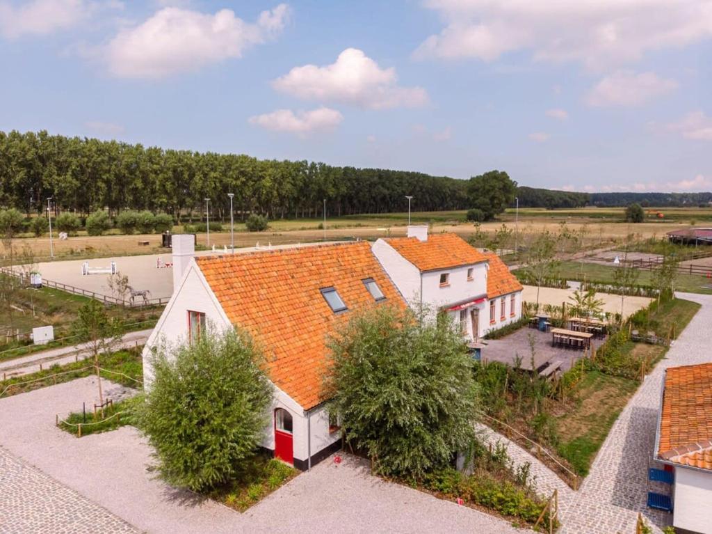 布鲁日Lady - Charming double room at ranch "De Blauwe Zaal"的享有橙色屋顶房屋的顶部景色