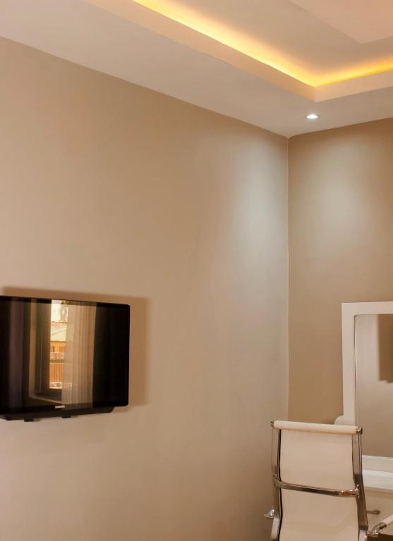 卢萨卡Milestone Hotels的墙上配有平面电视的房间