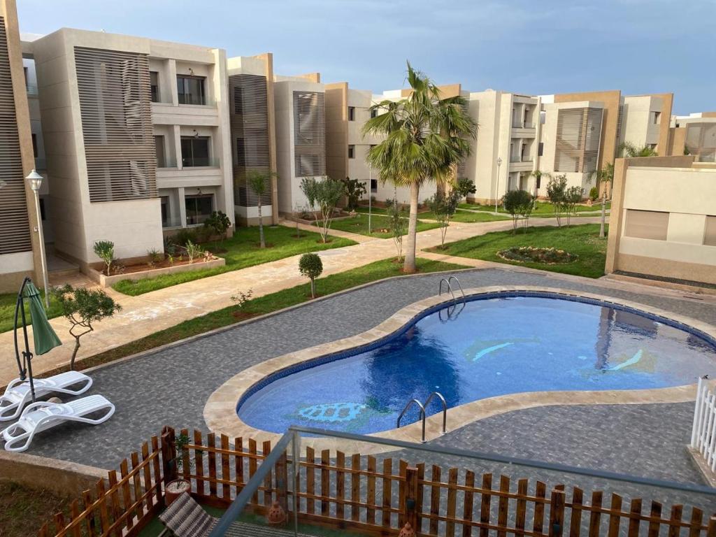 萨伊迪耶Appartement de LUXE Marina SAIDIA avec vue sur PISCINE Résidence TAMARIS的一座建筑物中央的游泳池