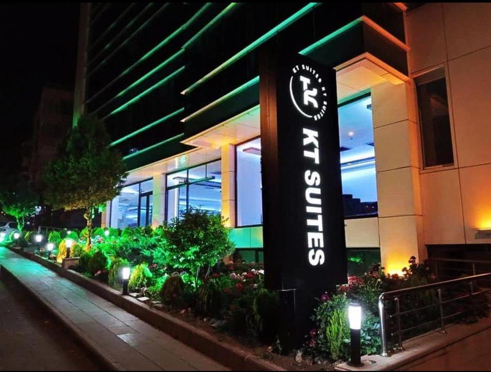 安卡拉KT SUİTE的夜间在大楼前的酒店标志