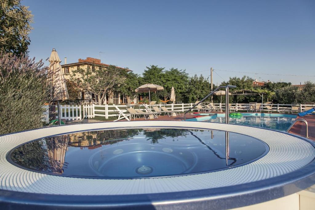 圣温琴佐博德勒拉嘎维农庄的度假村中心带热水浴池的游泳池
