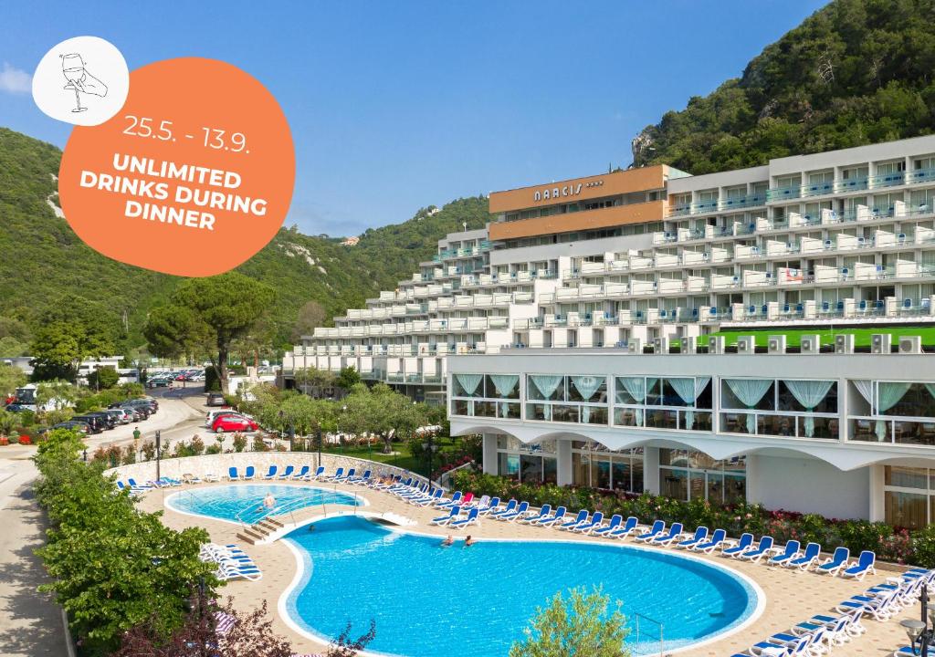 拉巴克纳西斯酒店 - 玛斯林尼卡酒店及度假村的一座带游泳池和大楼的酒店