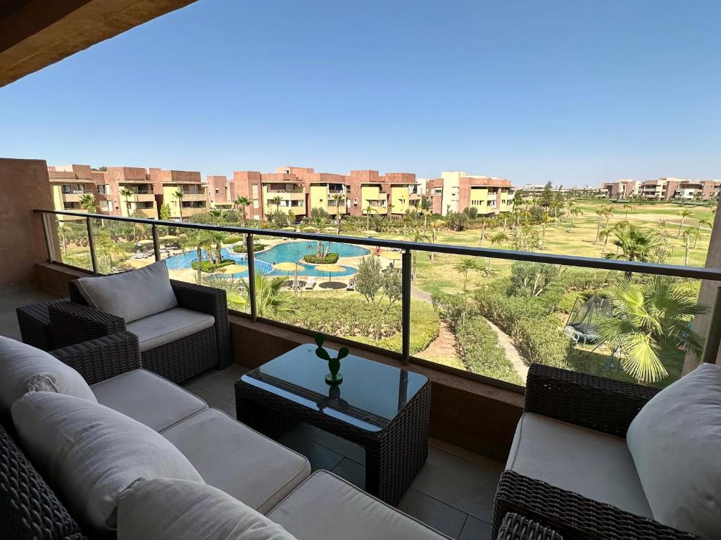 马拉喀什Luxury apartments的阳台配有沙发,享有度假胜地的景色