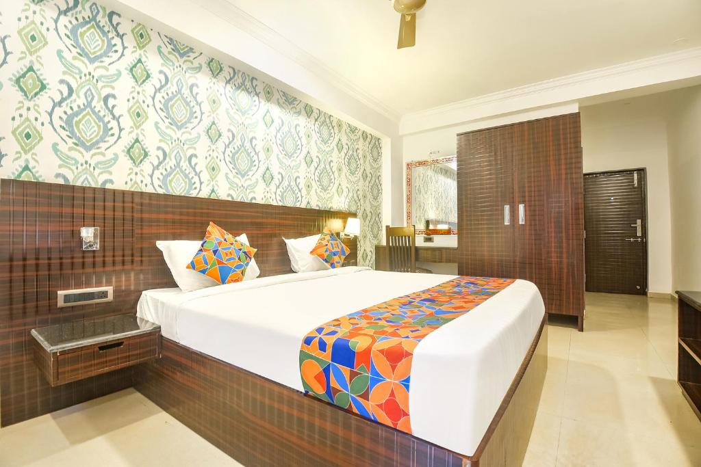 GoaFabHotel Don Hill Beach Resort的一间卧室,卧室内配有一张大床