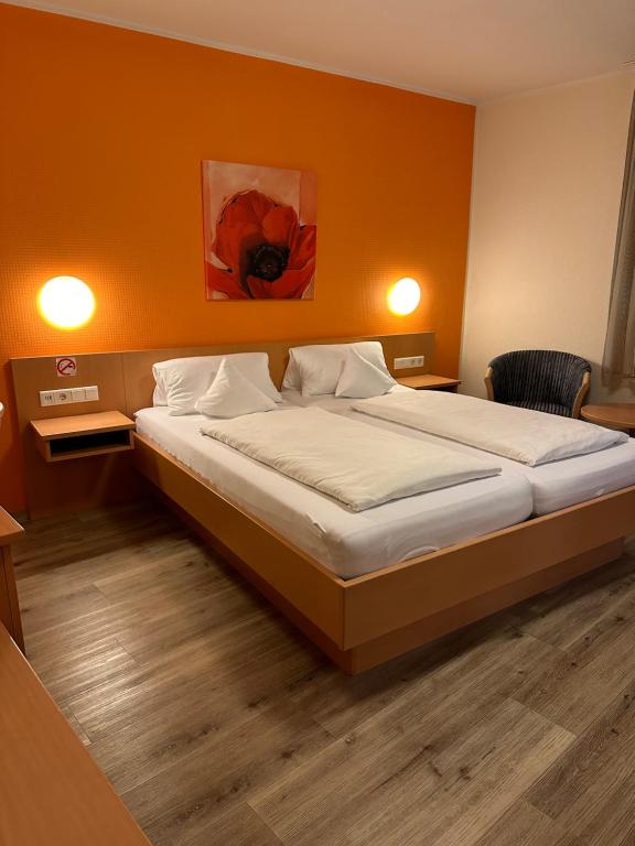 格雷文Hotel-Restaurant Schraeder的一间卧室配有一张带橙色墙壁的大床