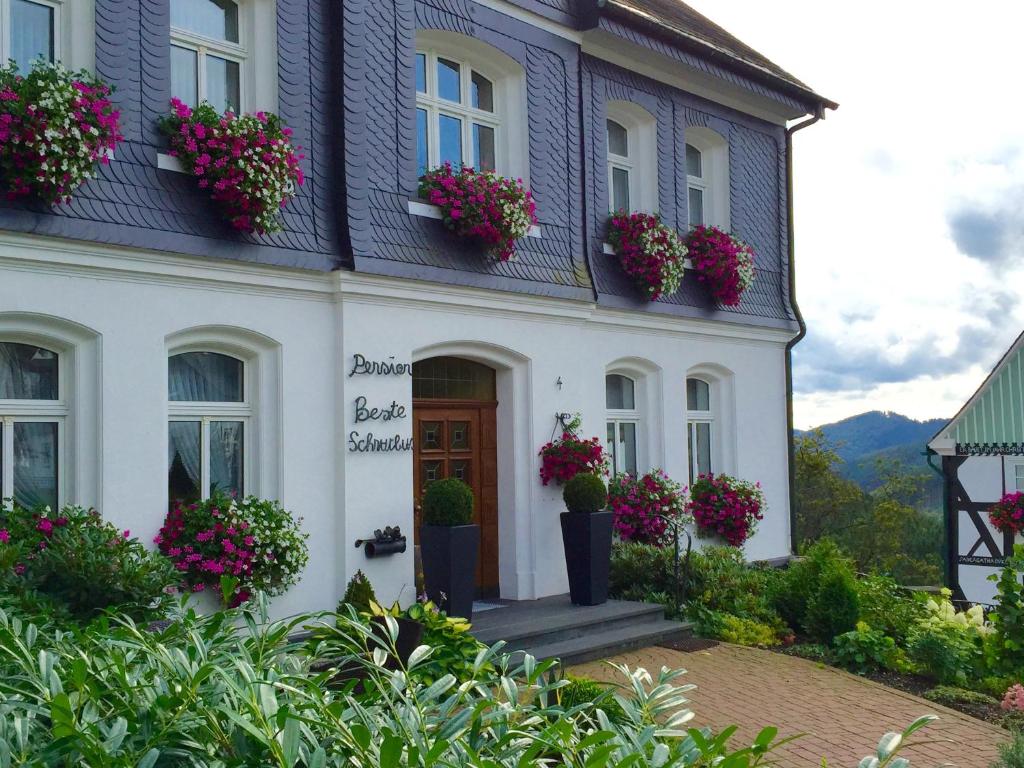 施马伦贝格比斯特齐亚巴斯膳食公寓的前面有花盆的白色房子