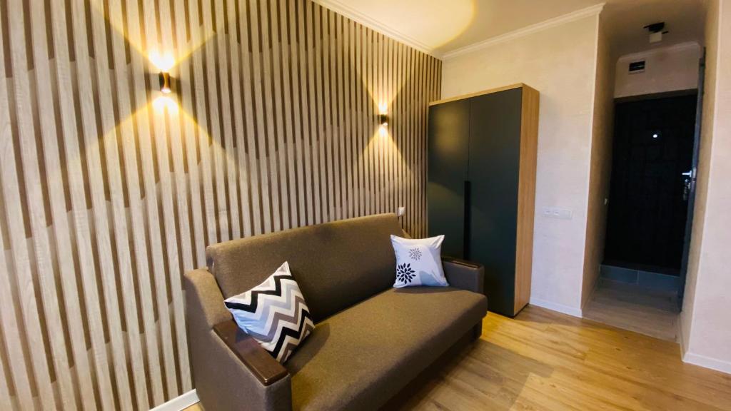 基希讷乌Studio for rent的客厅配有带枕头的沙发