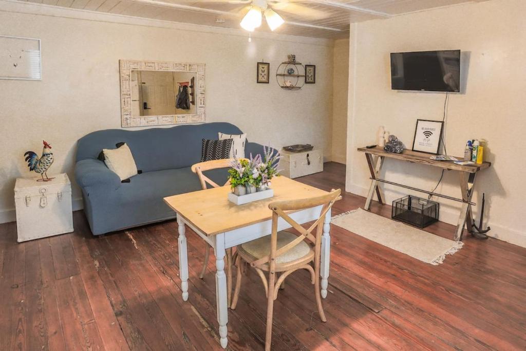 克里斯琴斯特德The Roosters Perch - A Quaint Island Homestead的客厅配有蓝色的沙发和桌子