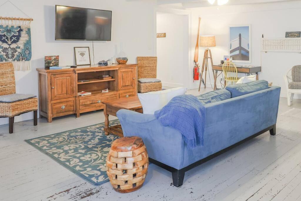克里斯琴斯特德The Captains Quarters - A Relaxing Nautical Abode的客厅配有蓝色的沙发和桌子